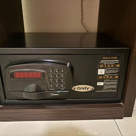 V Hotel Tebet Джакарта Экстерьер фото
