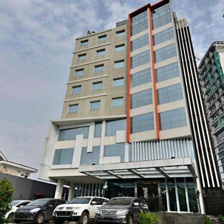 V Hotel Tebet Джакарта Экстерьер фото