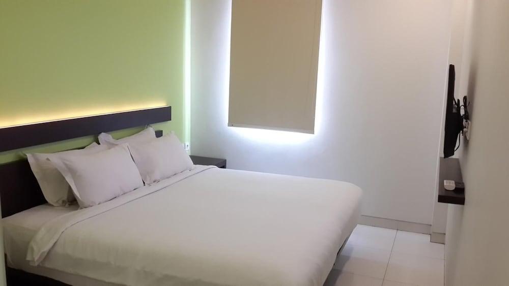 V Hotel Tebet Джакарта Экстерьер фото