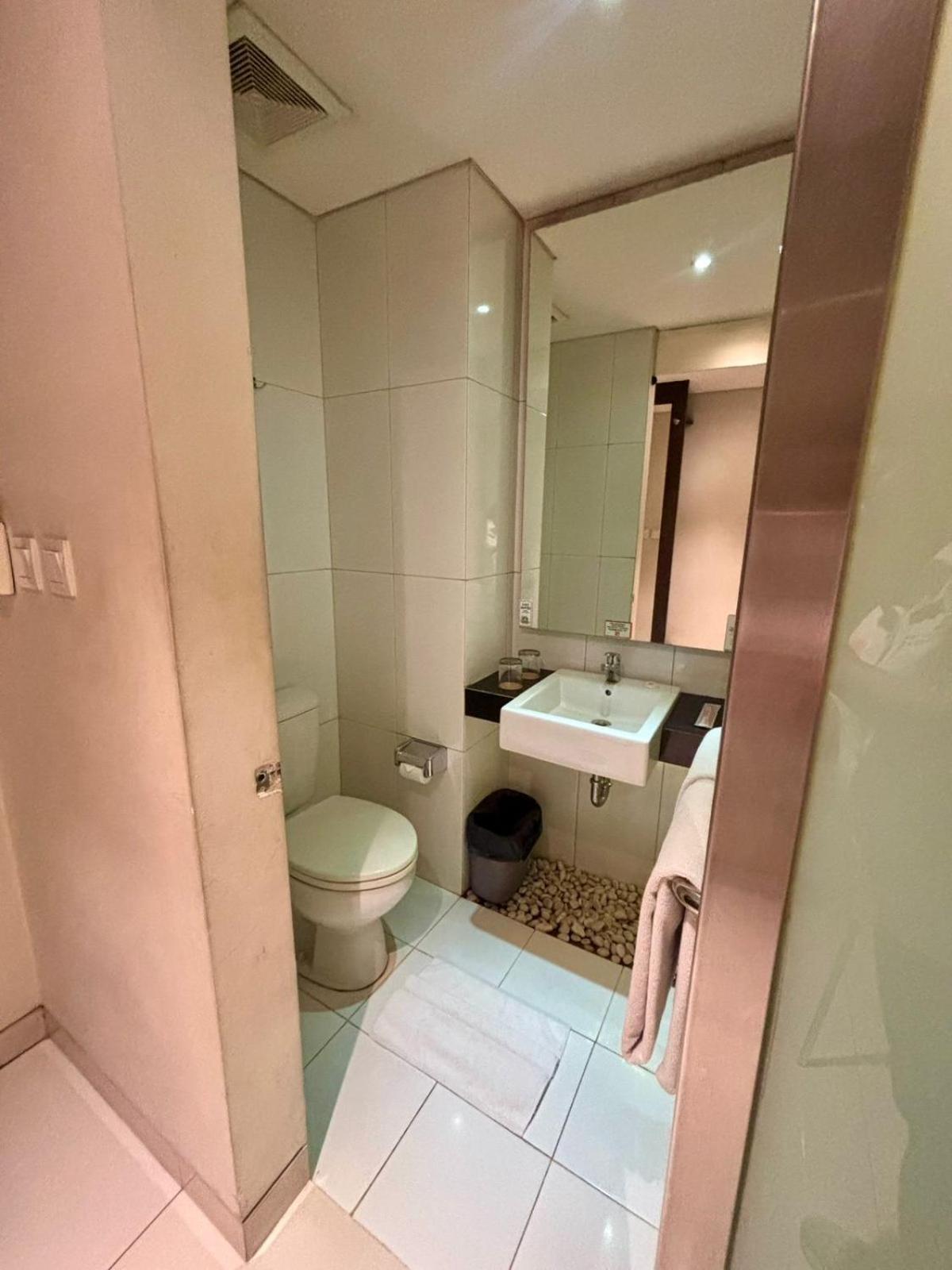V Hotel Tebet Джакарта Экстерьер фото