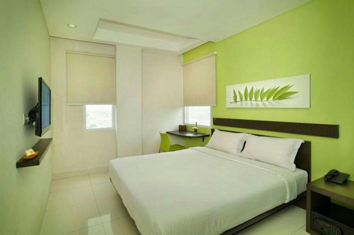 V Hotel Tebet Джакарта Экстерьер фото