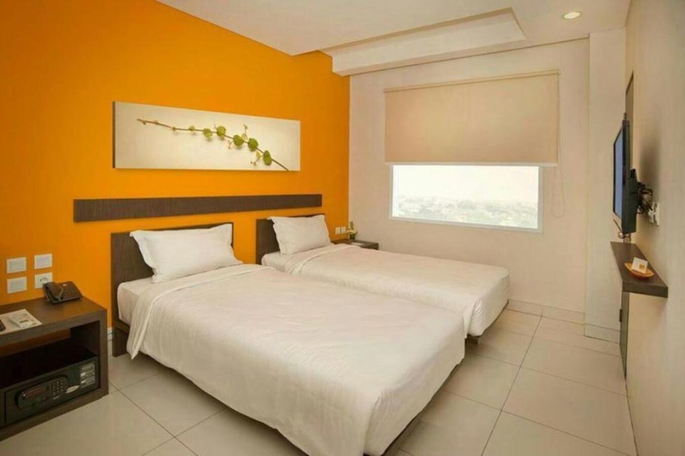 V Hotel Tebet Джакарта Экстерьер фото