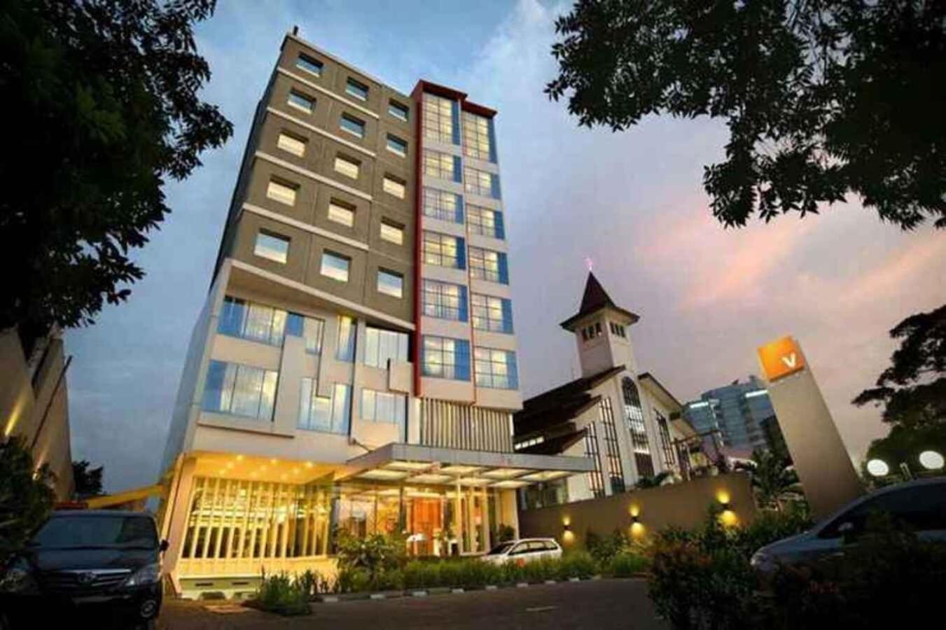 V Hotel Tebet Джакарта Экстерьер фото