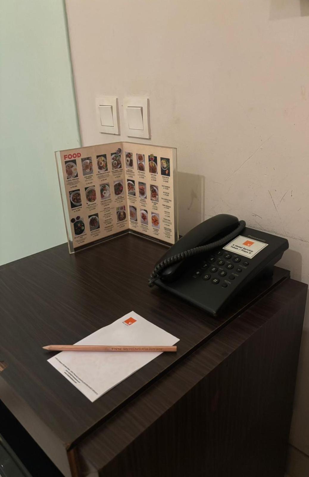V Hotel Tebet Джакарта Экстерьер фото