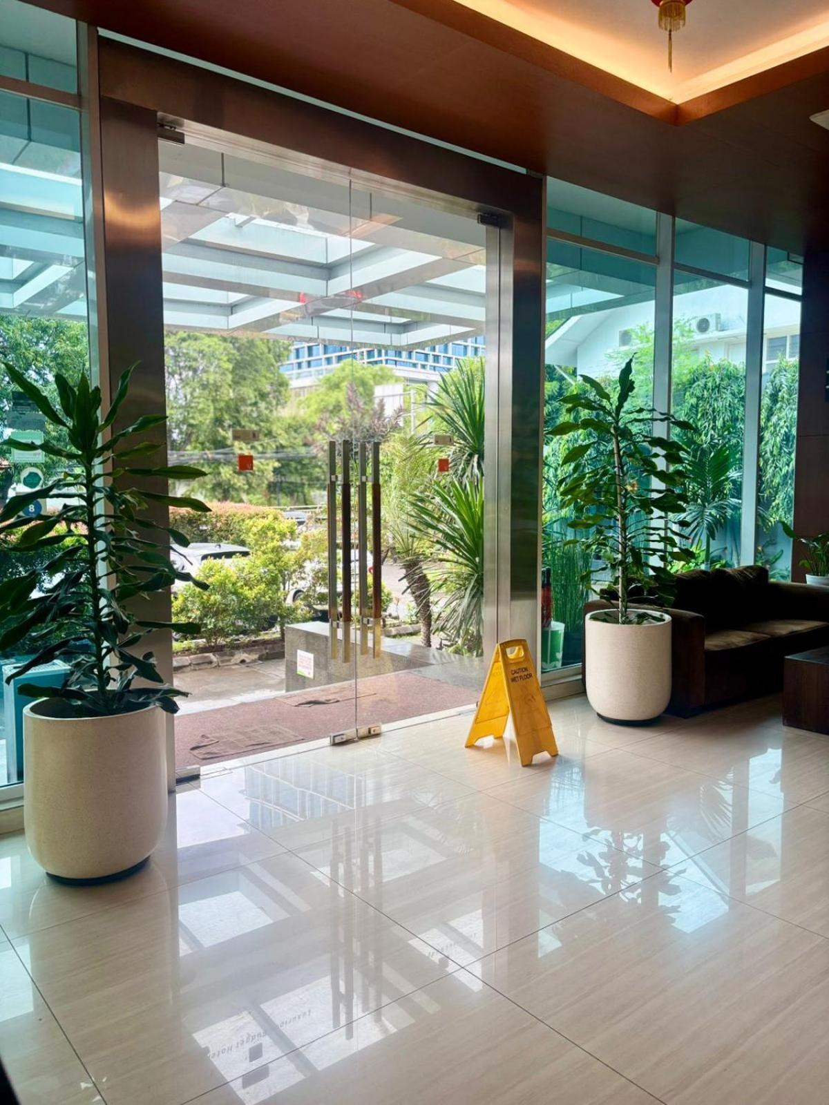 V Hotel Tebet Джакарта Экстерьер фото
