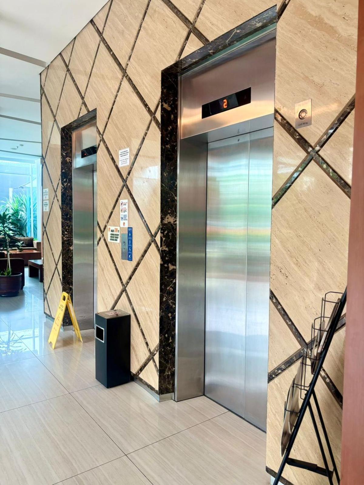 V Hotel Tebet Джакарта Экстерьер фото