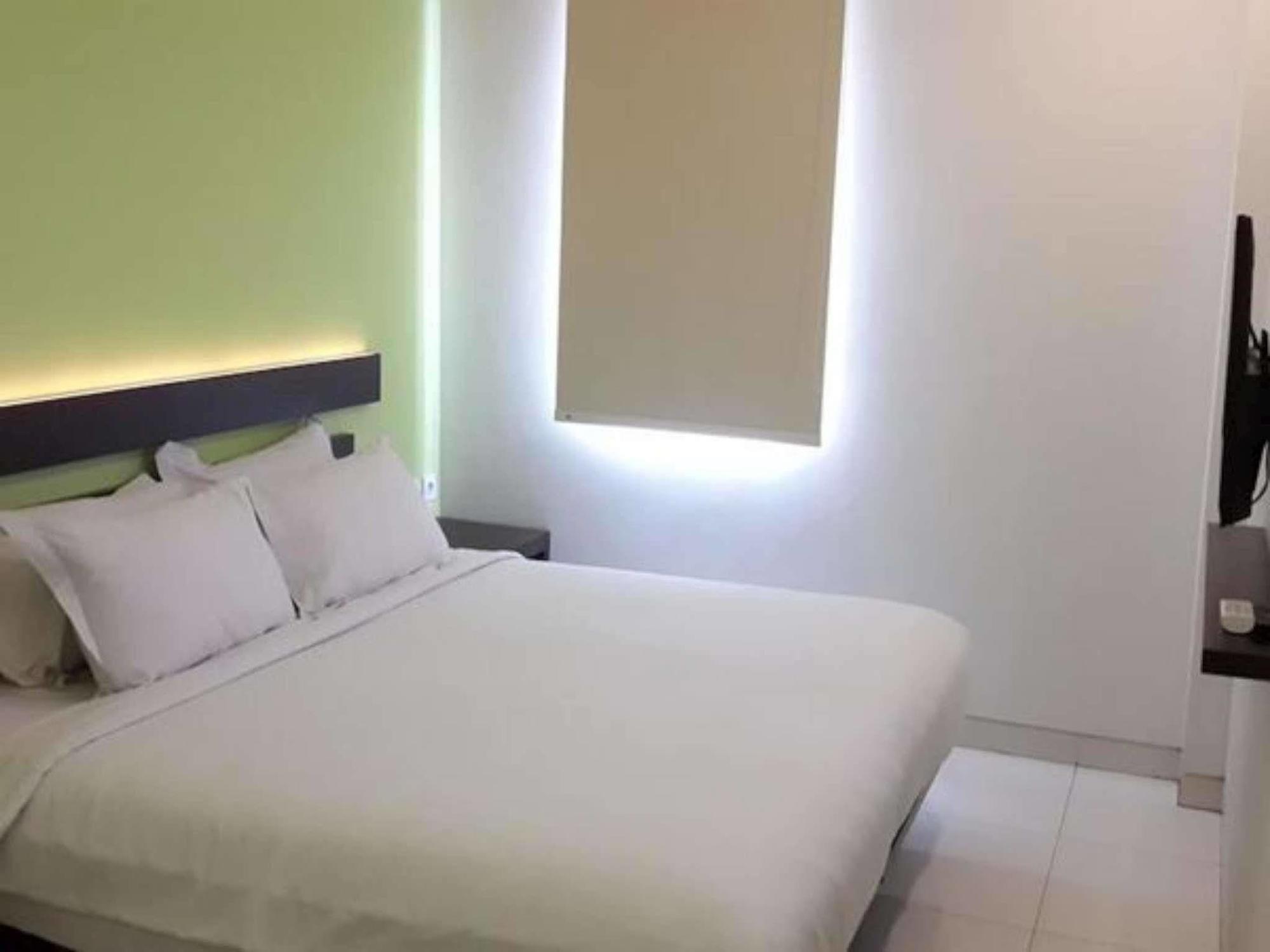 V Hotel Tebet Джакарта Экстерьер фото