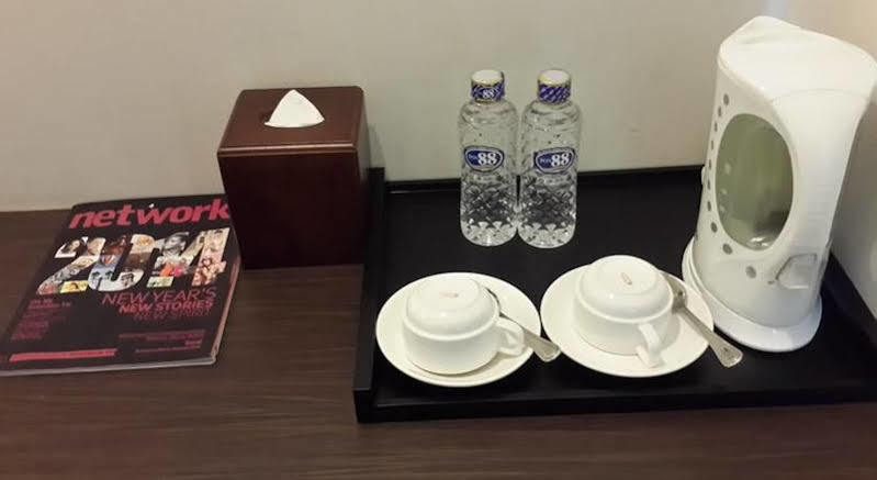 V Hotel Tebet Джакарта Экстерьер фото