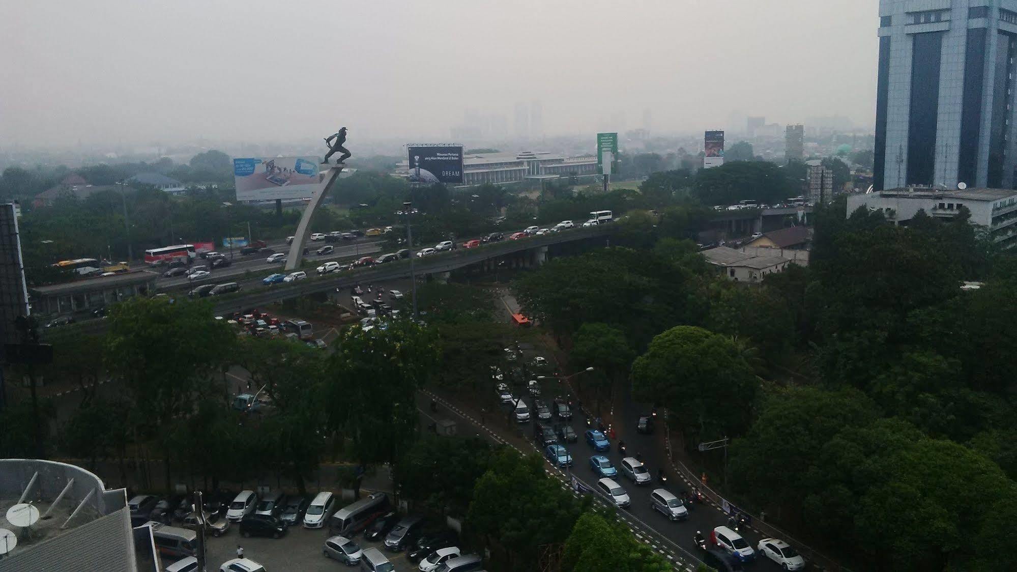 V Hotel Tebet Джакарта Экстерьер фото