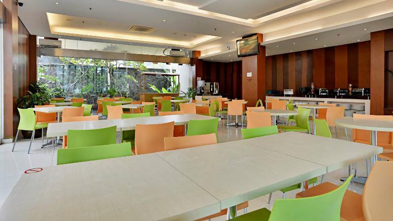 V Hotel Tebet Джакарта Экстерьер фото